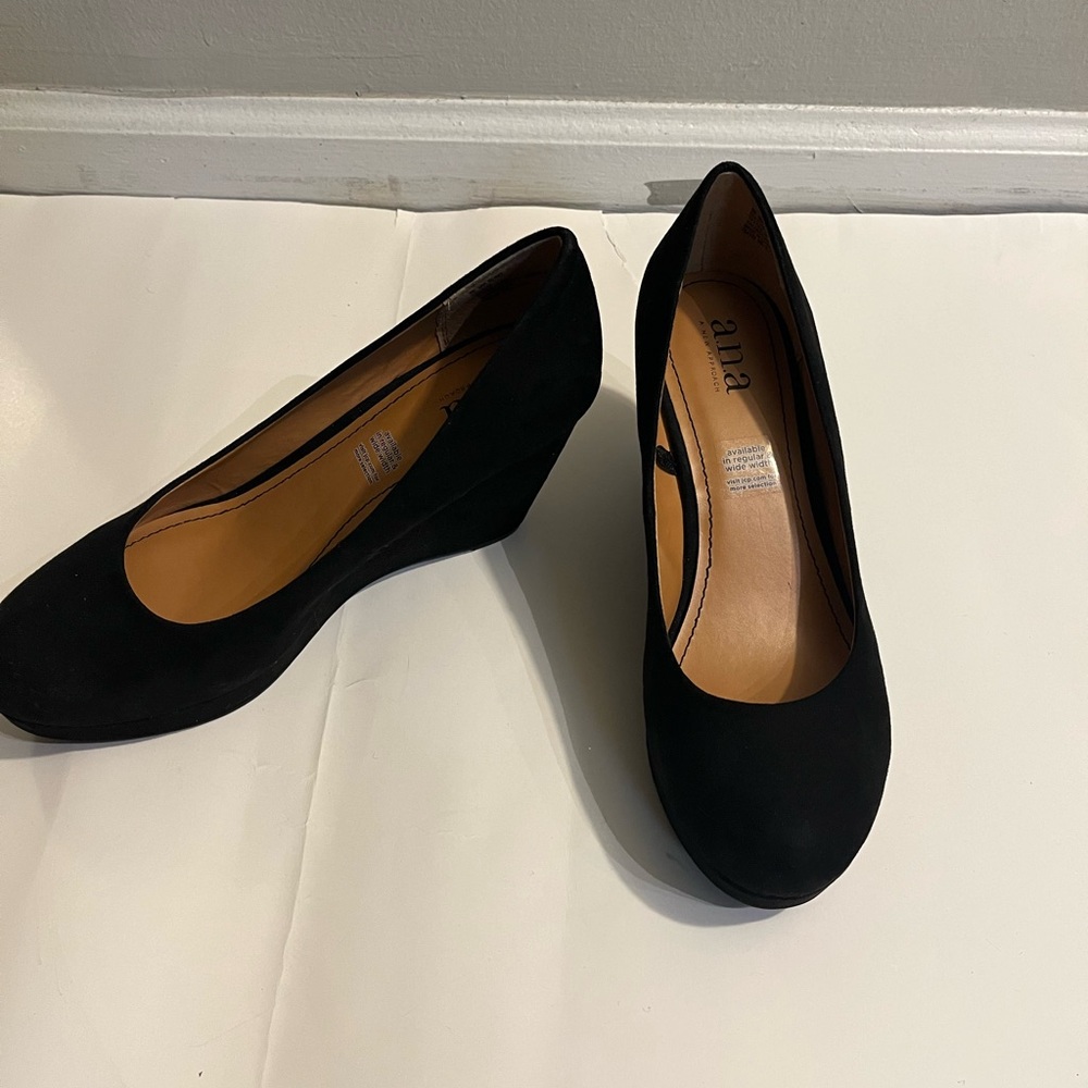 Ladies ANA Suede Black Wedge Pumps Size 8